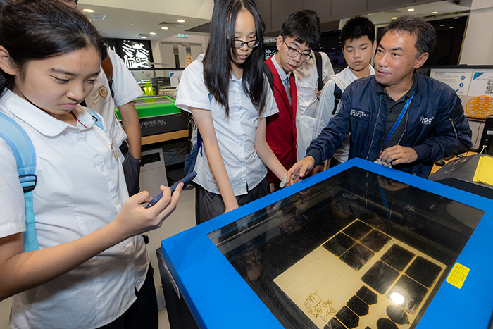 一众中黄学生更参观了香港生产力学院的知创空间，学习应用激光切割技术及软件制作木牌钥匙圈。