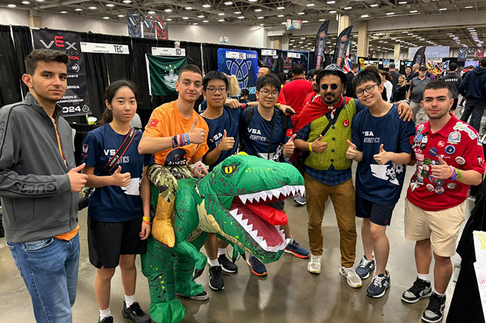 香港隊學生2024年5月於美國出戰「VEX 機器人世界錦標賽」期間，與世界各地的隊伍交流心得，建立友誼。