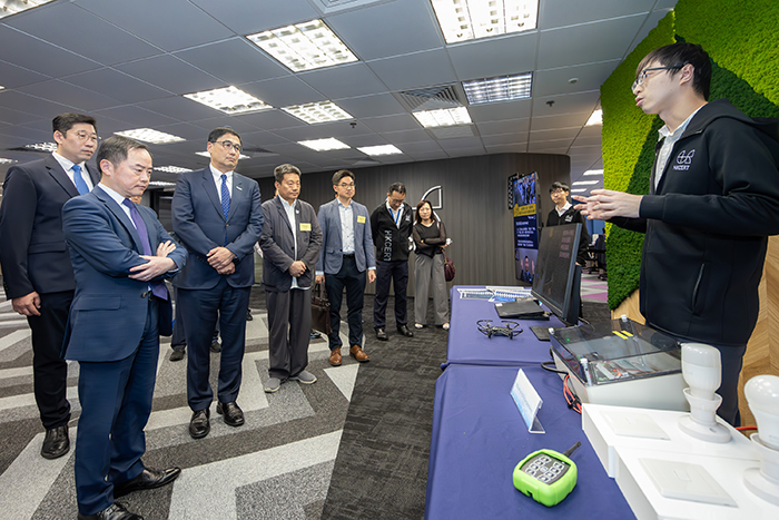 Guests visited HKCERT’s new office after the ceremony to learn its latest equipment and design, enhancing monitoring and response capability to Hong Kong’s cyber security landscape.