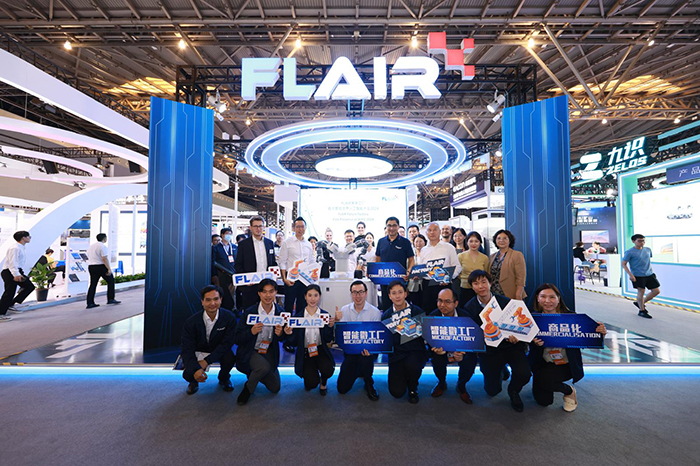 香港工业人工智能及机械人研发中心（FLAIR）首次亮相世界人工智能大会，以“未来工厂”为主题 ，展示工业人工智能及机器人领域的高端科技研发和转化落地的最新成果，突显香港以科技创新助力发展新质生产力，融入国家发展大局。