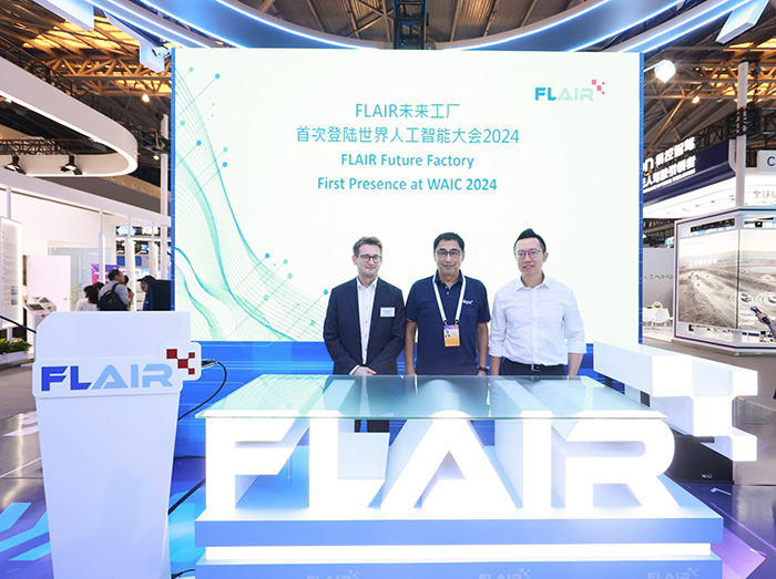 FLAIR 董事會主席畢堅文先生（中）、FLAIR 總裁黎少斌先生（右）及 FLAIR 首席技術總監 Benny DRESCHER 工程學博士（左）率領 FLAIR 團隊參加 2024 世界人工智能大會。