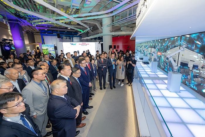 香港特别行政区创新科技及工业局局长孙东教授与其他嘉宾，一同参观新质生产力展馆和人工智能应用展馆。