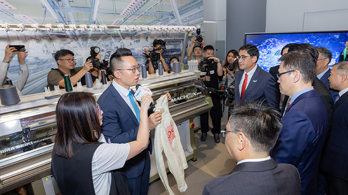 展館內展示了國際領先的智能生產線成功案例，其中紡織業的智能微工廠最受關注。